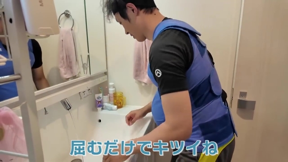 妊婦ジャケットを着た男性