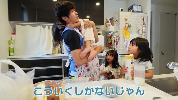 子どもを抱っこする男性