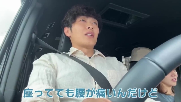 車を運転する男性