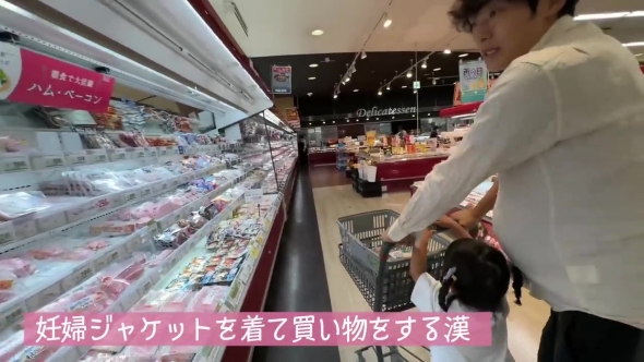 買い物をする男性