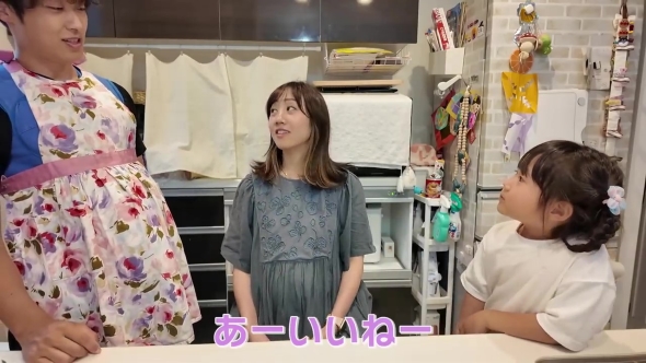 イスに座った女性