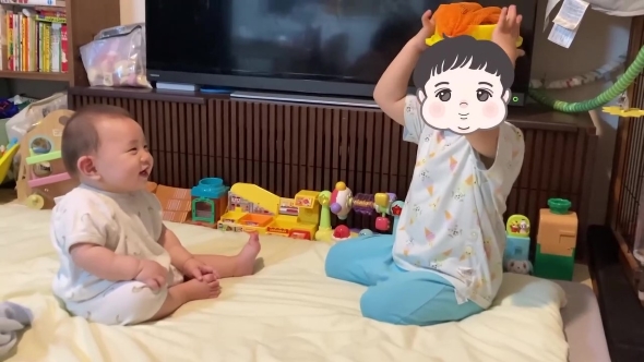 赤ちゃんと遊ぶお兄ちゃん