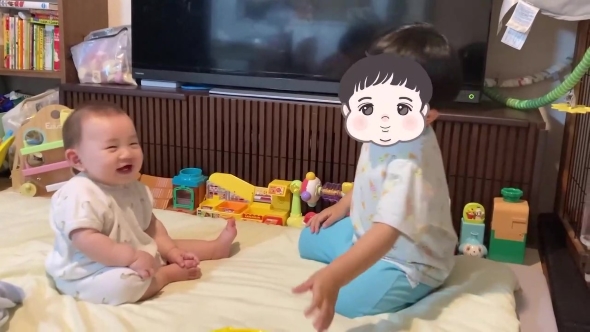 赤ちゃんと遊ぶお兄ちゃん