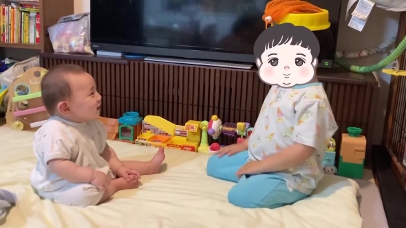 赤ちゃんと遊ぶお兄ちゃん