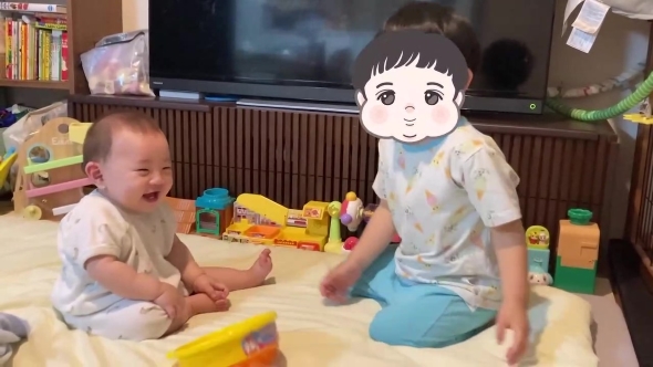 赤ちゃんと遊ぶお兄ちゃん