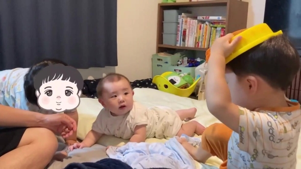 赤ちゃんと遊ぶお兄ちゃんたち