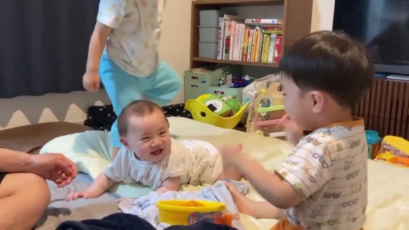 赤ちゃんと遊ぶお兄ちゃんたち