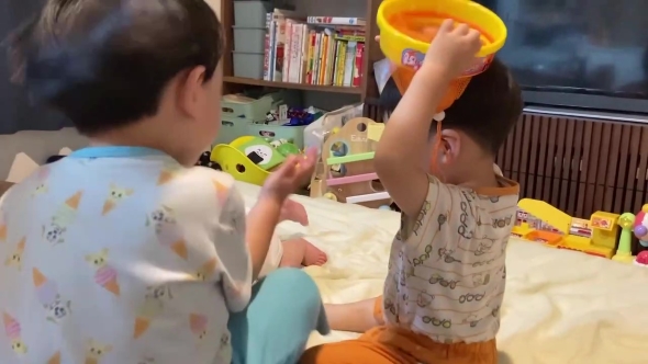 赤ちゃんと遊ぶお兄ちゃんたち