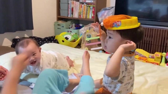 赤ちゃんと遊ぶお兄ちゃんたち