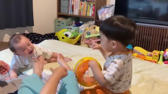 赤ちゃんと遊ぶお兄ちゃんたち