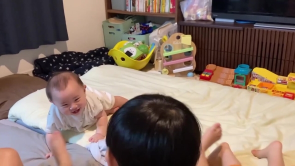 赤ちゃんと遊ぶお兄ちゃんたち