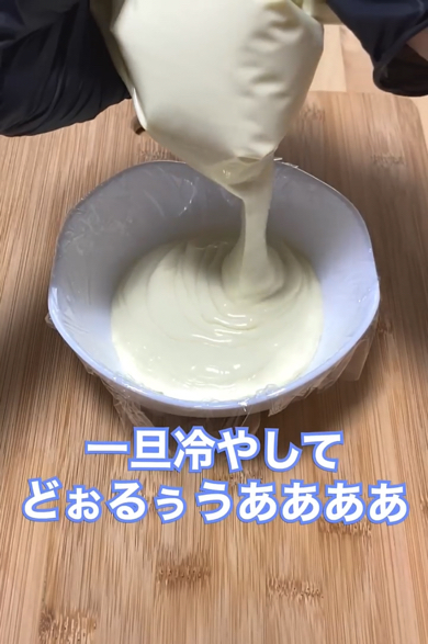 溶かしたホワイトチョコレートをお皿に流し入れます
