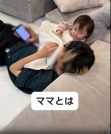 姉の彼氏くんに興味津々な赤ちゃん