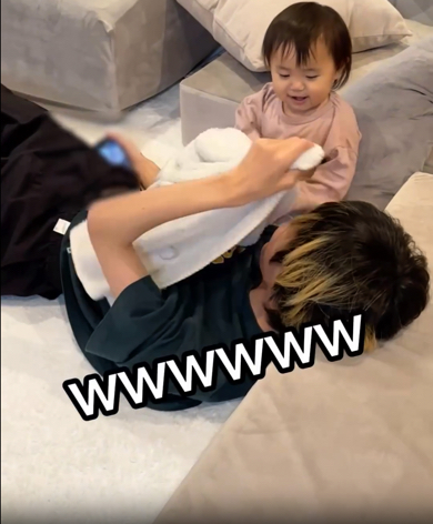 赤ちゃんの珍行動に爆笑するママさんたち