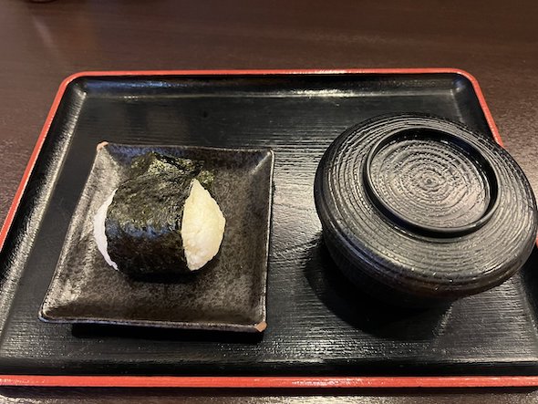 味噌汁と見られるお椀とまるまるおにぎり