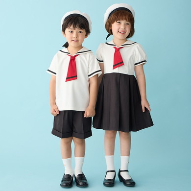 制服着た子どもたち