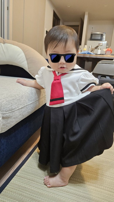 制服着た赤ちゃん