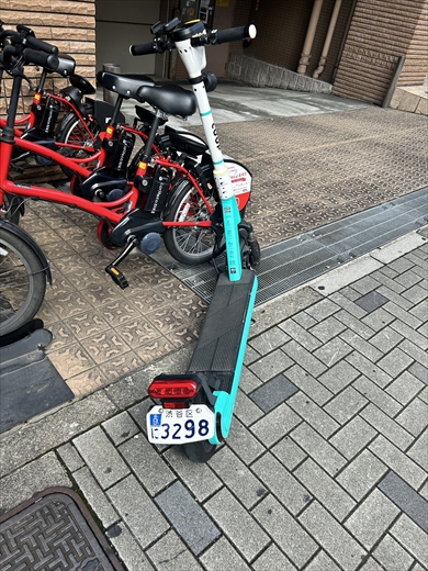 名古屋で見つかった渋谷ナンバーの「LUUP」の電動キックボード