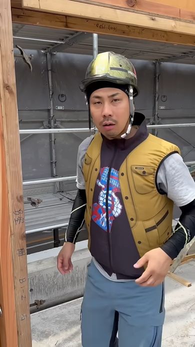 ファン付き作業着を着て現場入りする職人