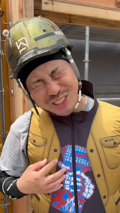 ファン付き作業着の快適さを熱弁する職人