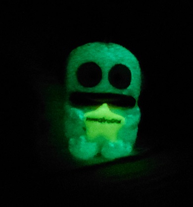 暗いところではほんのり光るハンギョドンのぬいぐるみ