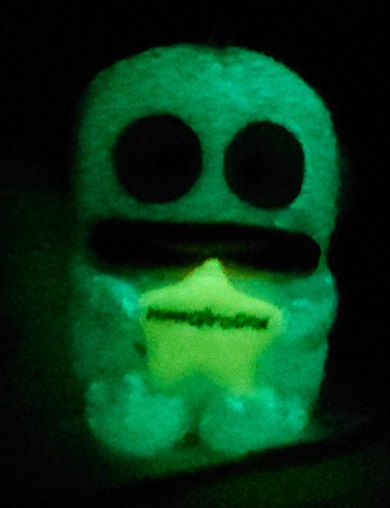 目や唇は光らずおばけのように見えるンギョドンのぬいぐるみ