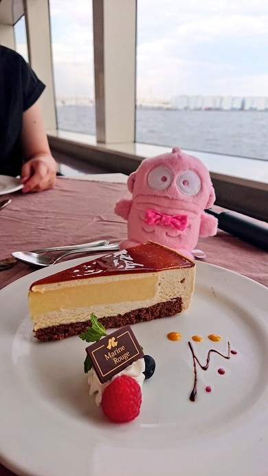 ケーキと一緒に撮影したハンギョドンのぬいぐるみ