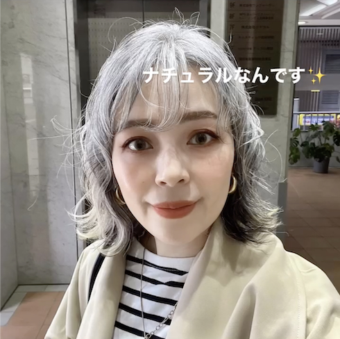 白髪染めをやめてグレイヘアへ