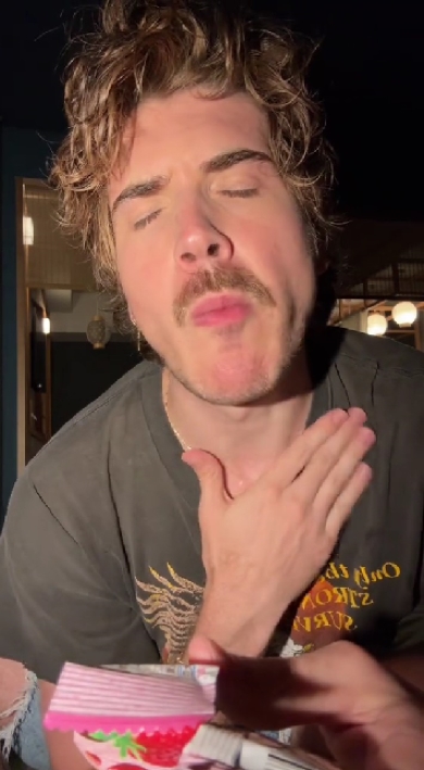 人気YouTuberによる日本のお菓子サイレントレビュー