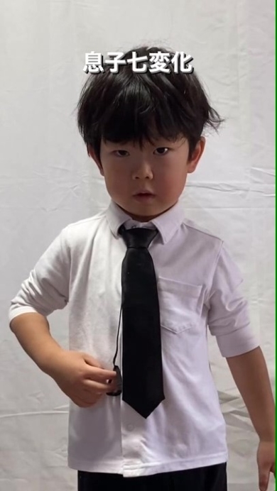 ネクタイを締めた男の子
