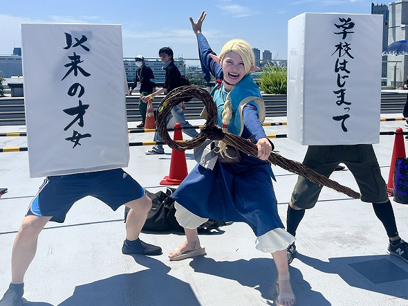 ダンジョン飯」コスプレイヤーがコミケで遭遇した「膝から