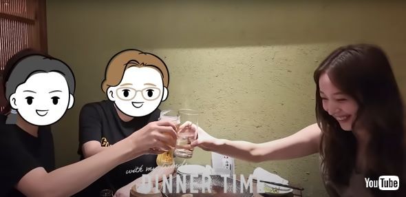 友達と乾杯する佐々木さん