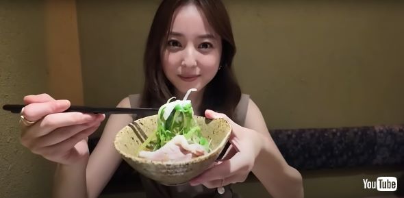 地元秋田の料理をいただく佐々木さん