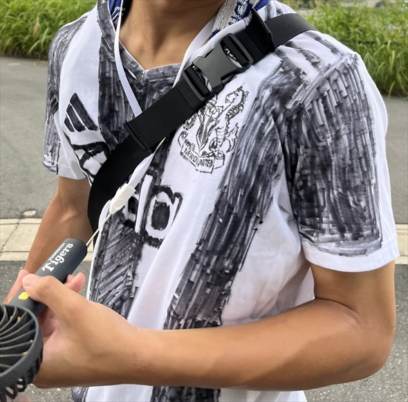 手書きでユニフォームを作ったサッカーサポーター