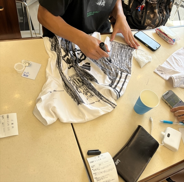 手書きでユニフォームを作ったサッカーサポーター