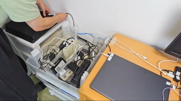 夫に物を選別してもらった上で配線をきれいにする妻