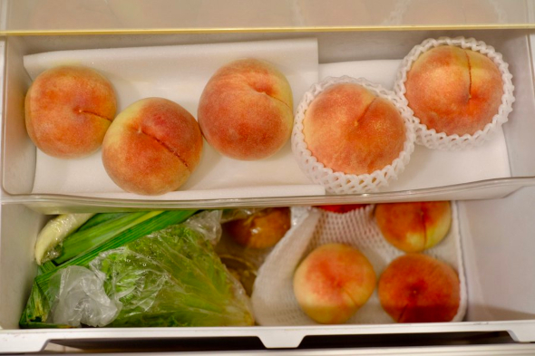 野菜室に桃を並べる