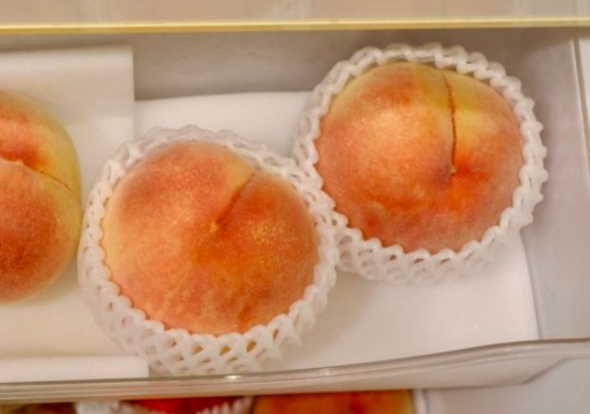 野菜室に桃を並べる