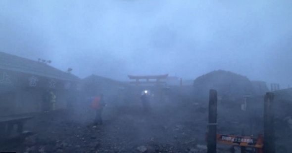 台風が近づく富士山頂