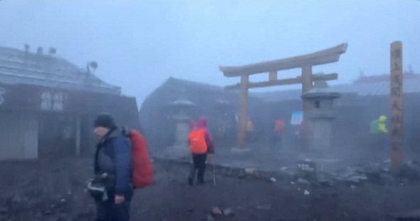 台風が近づく富士山頂