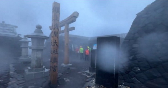 台風が近づく富士山頂