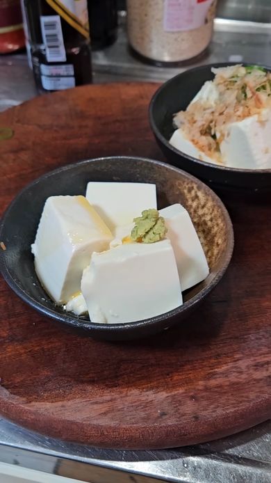 塩水につけたおいしくなった絹豆腐に塩とわさびを付ける