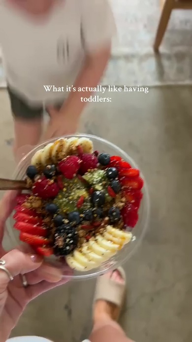 フルーツの盛り合わせを持ち運んでいたら小さな男の子が接近