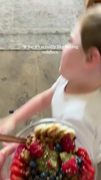 フルーツの盛り合わせを持ち運んでいたら小さな男の子がぶつかってきた