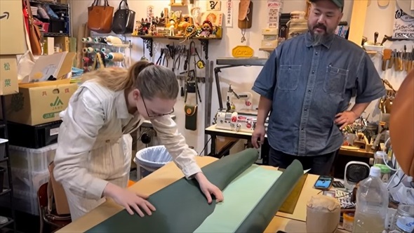 フランス人革職人がランドセル作り
