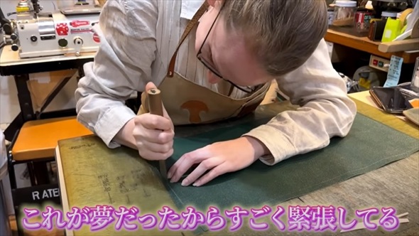 フランス人革職人がランドセル作り