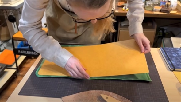 フランス人革職人がランドセル作り