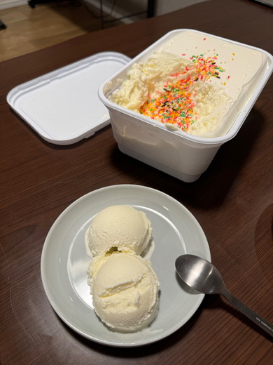 カラースプレーがかかったアイス