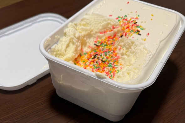 カラースプレーがかかったアイス