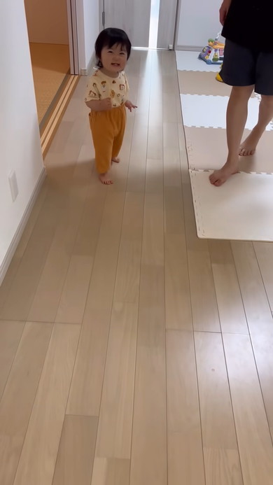 起きて部屋を見回る1歳の女の子